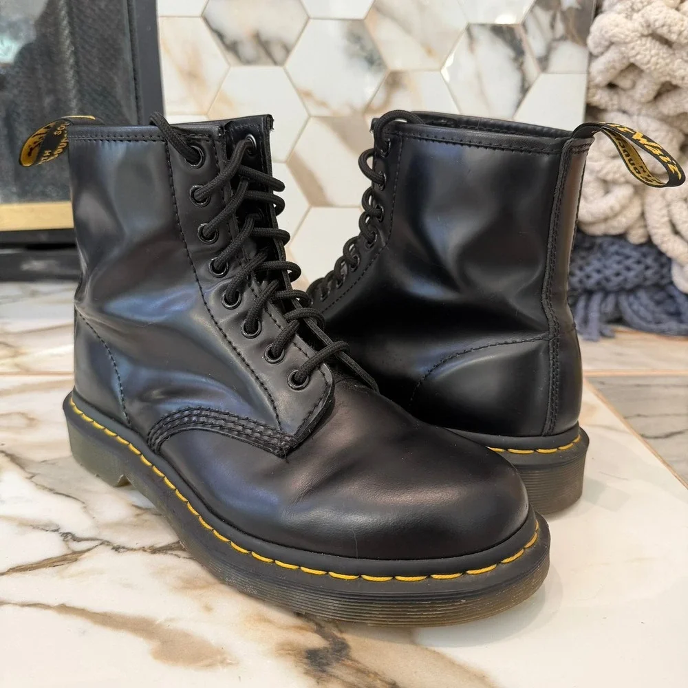 Dr. Martens 1460 Boots Mens 7 Womens 8 UK 6 Smooth Leather‎ 8-Eye Lace Up Black